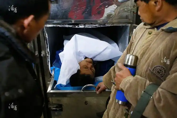 此时,他已经在医院冰冷的太平间里躺了7天.