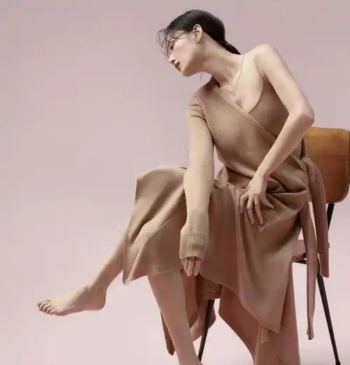 全智贤写真大片,天鹅颈高贵又冷艳,身穿v领西装变身气质女神_风格