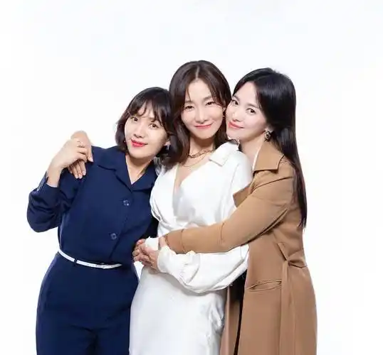 40岁宋慧乔情人节前夕晒照,和狗狗嘴对嘴,心情不受玄彬结婚影响_乔妹