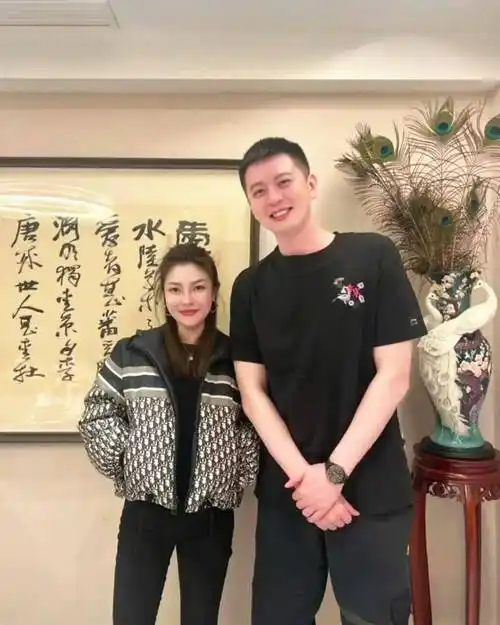不过至今为止三位当事人都未出面回应,除了杨鸣与妻子唐佳良离婚案属
