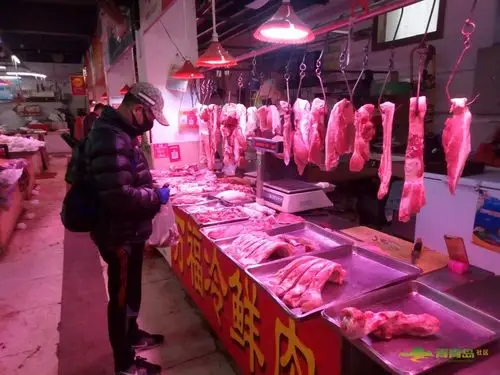 这是贮水山公园早市卖猪肉的摊位.挺好的.