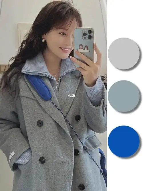 爱了搭配一个亮色的宝蓝色包包与灰蓝色形成对比色-01搭配实用性