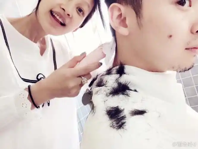 有人注意到小宝宝的头发被剃光了,先前董子健曾在微博上晒出孙怡帮