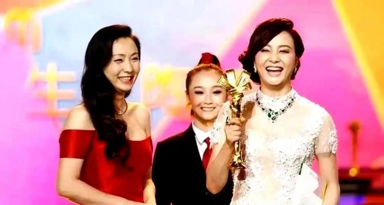 尽管小陶虹年轻,但在这场比较中却输给了大陶红.你认为谁更胜一筹呢?