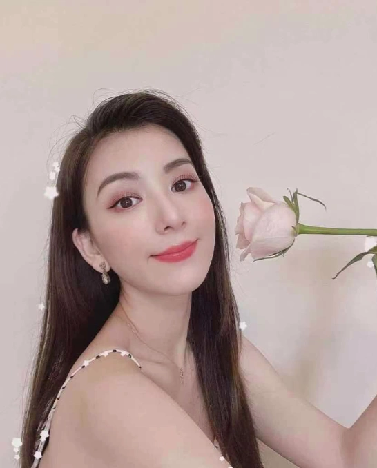 方媛穿波点吊带露纤细锁骨手持玫瑰尽显妩媚气质