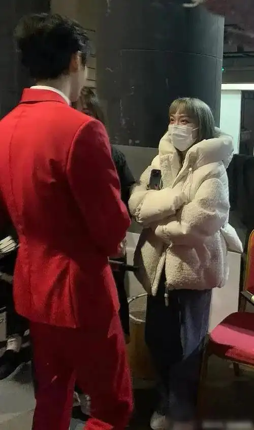 个比较神奇的事情,那就是王俊凯所在之处,周围的工作人员都在混淆视线