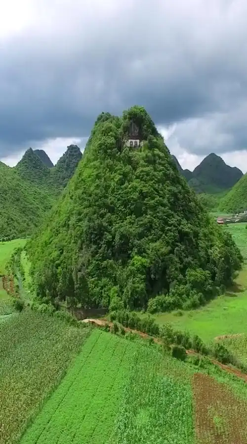 一座小山一座房,房子修在这样的地方,不是寺庙就是有仙人