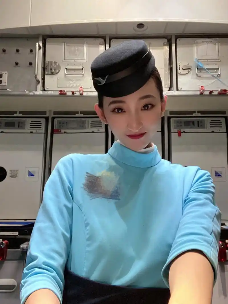 厦航的空姐璐璐 会有人喜欢么[吃鲸]