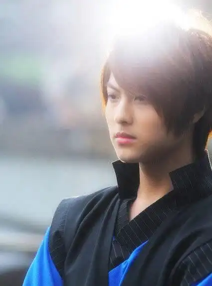 谁有这张邱胜翊(王子)照片的右半部分要高清