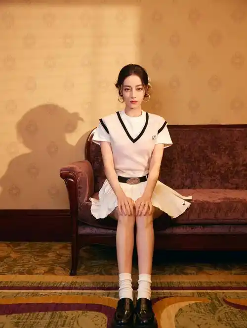 迪丽热巴身穿学院风百褶裙,细腰纤腿妩媚动人,怀孕传闻不攻自破_白色