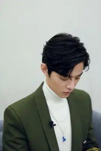 肖战墨绿色西装1920x1080分辨率查看