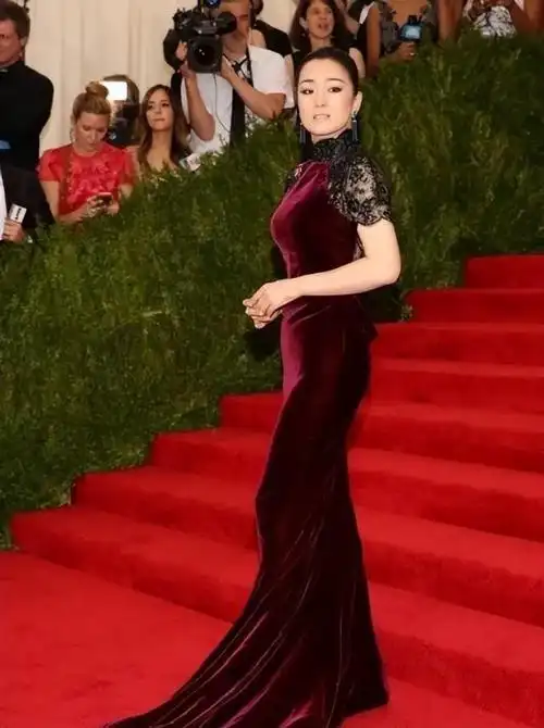 57岁巩俐让世界见证东方之美一袭旗袍惊艳国际红毯给国人长脸