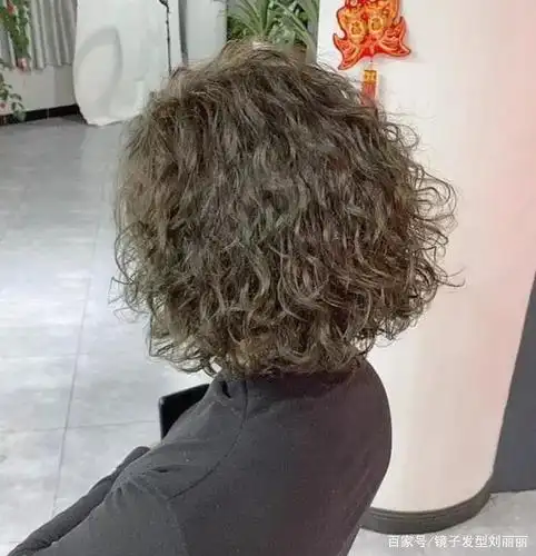 就跟风也去发廊剪了同款短发,但是出来效果却却完全不同,显脸大又显老