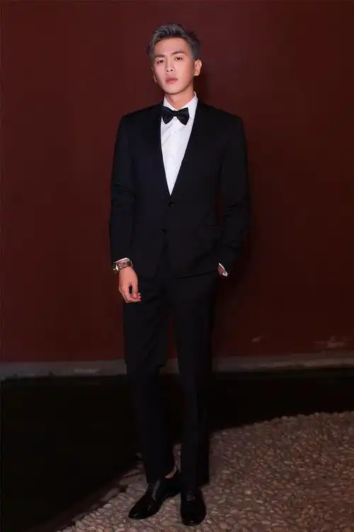 张若昀西装笔挺帅气活动图片