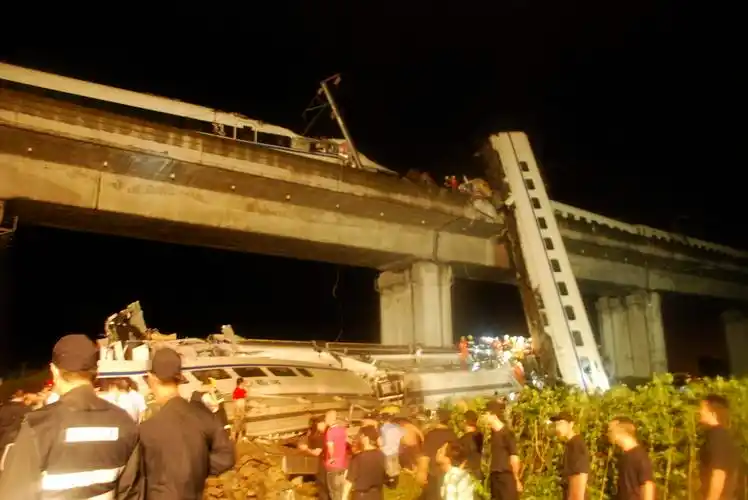 d3115次动车在浙江脱轨【点击查看高清组图】新华网杭州7月23日电