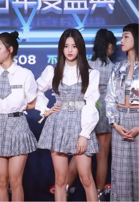 杨超越不愧是女团出身穿上泡泡袖格纹裙真有公主范女人都羡慕