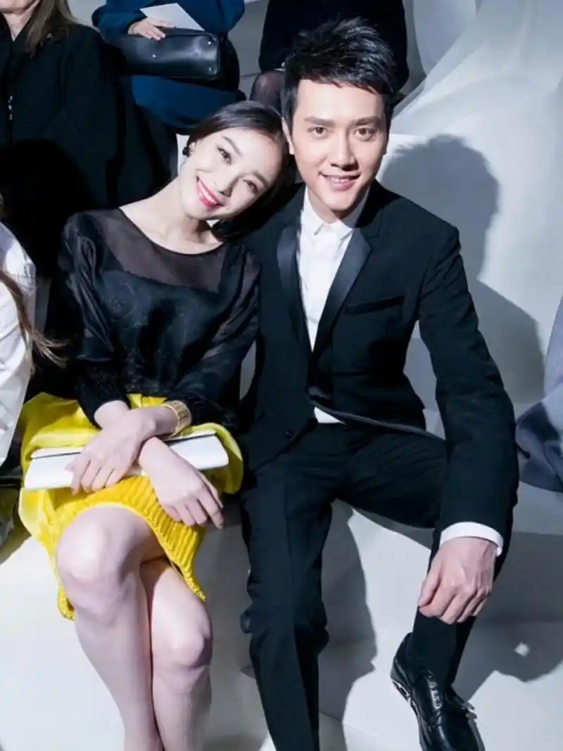 这是冯绍峰和倪妮的合影. 非常登对儿,非常漂亮的一对儿.