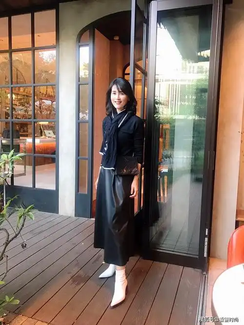 一群50 的中年女人微博晒gu和优衣库的自拍照,竟很有高级感