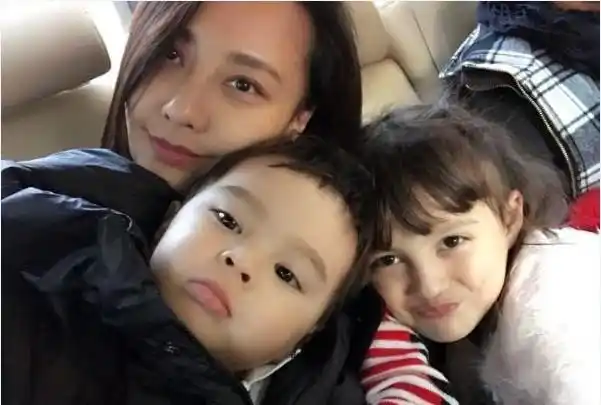 马雅舒晒出混血儿女近照三人颜值都颇高画面非常温馨有爱