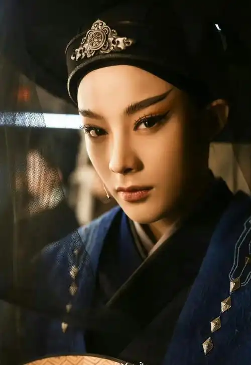 陈丽君是越剧里的"小生",她女扮男装,那风姿潇洒,英俊帅气的模样,让