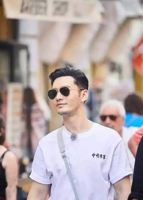 可以看得出来,要是黄晓明不刮胡子的话,她会有络腮胡,而多了这么一点