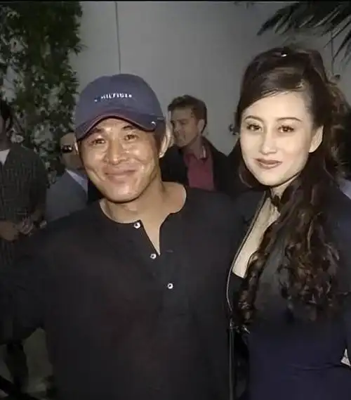 现在再看黄秋燕才明白当初同意和李连杰离婚是多么明智的决定