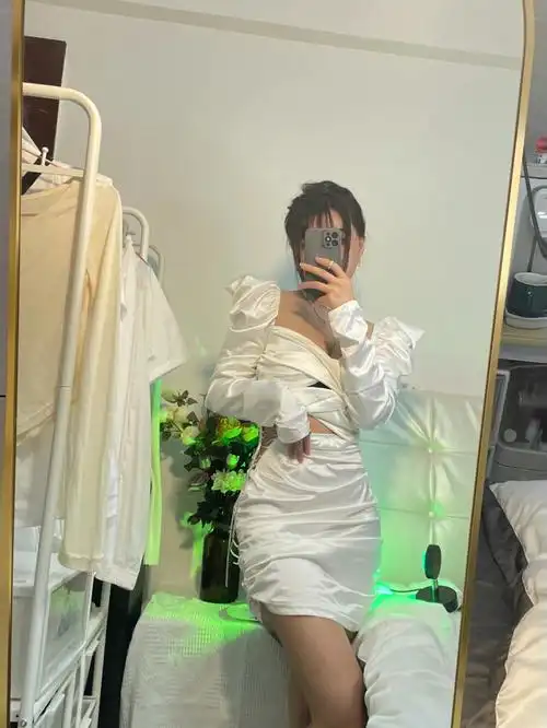 对镜自拍不露脸拍照姿势辣妹