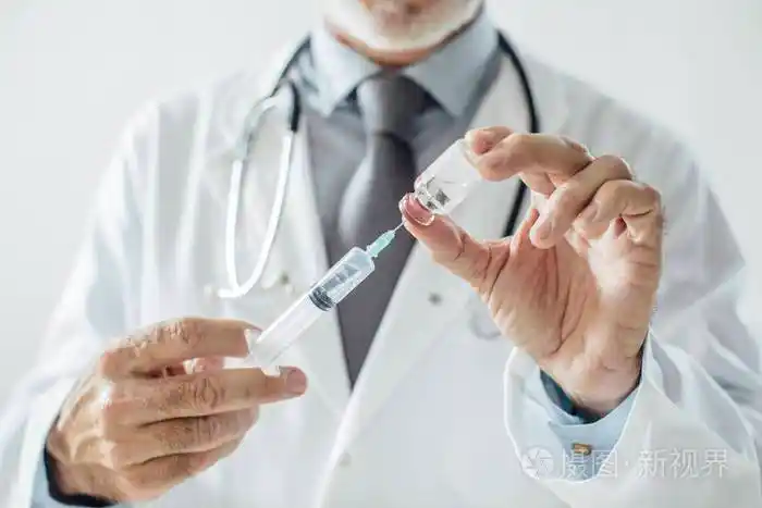 辨认医生的手准备注射药物