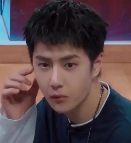 王一博剪寸头素颜上节目清爽阳刚像大学生从此小说男主有了脸