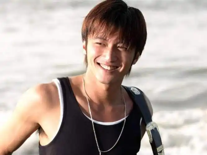 谢霆锋对娱乐圈中的生活还算适应,但是刚刚出道时,由于出演了刘伟强