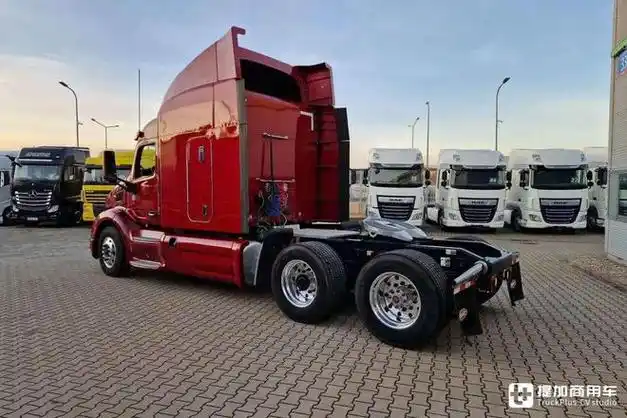 所有11年仅行驶2万多公里带你看一台在欧洲的彼得比尔特579长头卡车