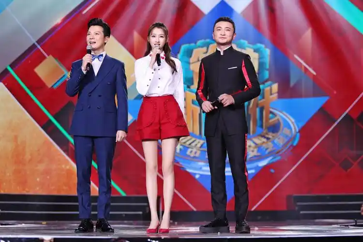 关晓彤红裙主持央视五四晚会,身姿挺拔充满青春活力