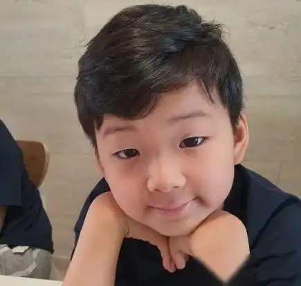 宋家三兄弟最新近照曝光,宋民国卷发刘海呆萌可爱,小小少年三小只