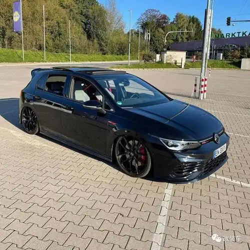 今天给大家带来的这台8代大众高尔夫gti,就是这种不走寻常路的改装
