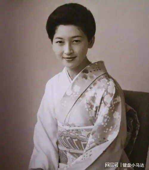 日本的经济持续低迷,所以皇室的开销也越来越节省,与香淳皇后不同的是