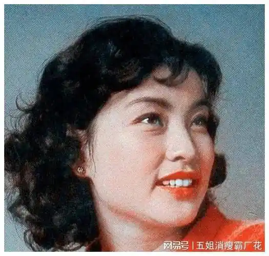 而与此同时,电影插曲的舞台上,女歌手以她独特的嗓音和深情的演绎