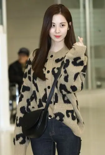 徐贤现身机场,针织衫 牛仔裤的造型好低调,却是越简单越好看!