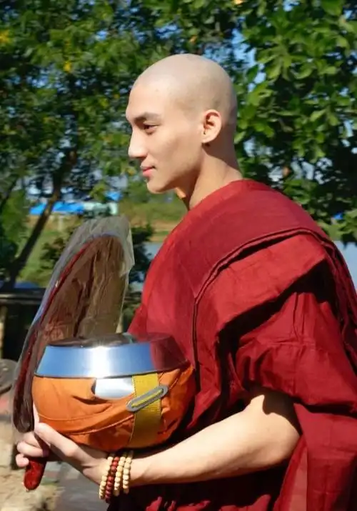地表最帅和尚五官精致肌肉紧实他是下一个丁真
