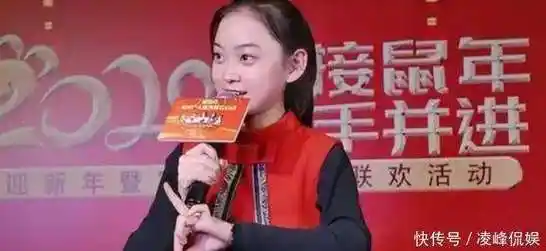 父母并没有深刻反思自己的行为,反而将希望寄托在妹妹邓鸣璐身上,把她