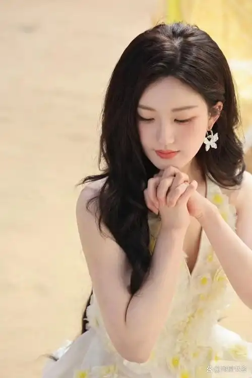 这组赵露思的夏日风照片,仿佛将我们带入了一个充满阳光与活力的世界