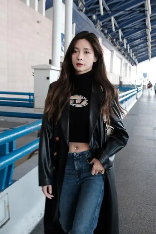 沈梦辰巴黎时装周出发,生图状态极佳,黑色皮衣hold一整个时尚_高清