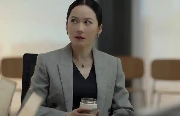 俞飞鸿的搭配也算是有公式套路的,就是同色系的西装和打底,没有特别