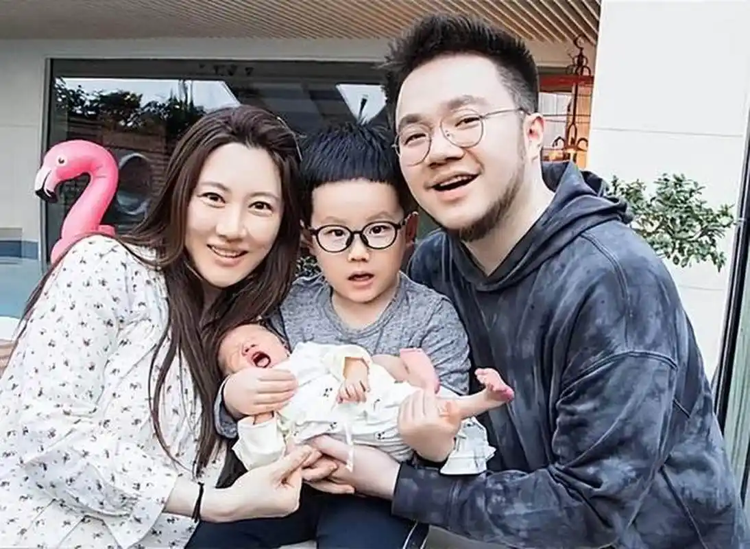 英达和宋丹丹离婚25年,不和亲儿子巴图联系.