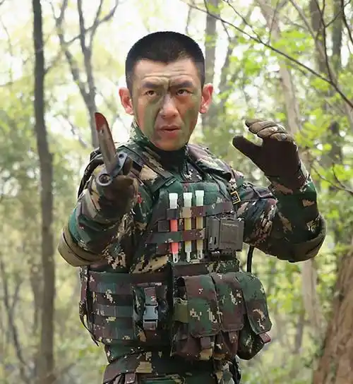 原创兵王任天野曾是刘欢保镖单挑打趴吴京50岁仍帅气有型