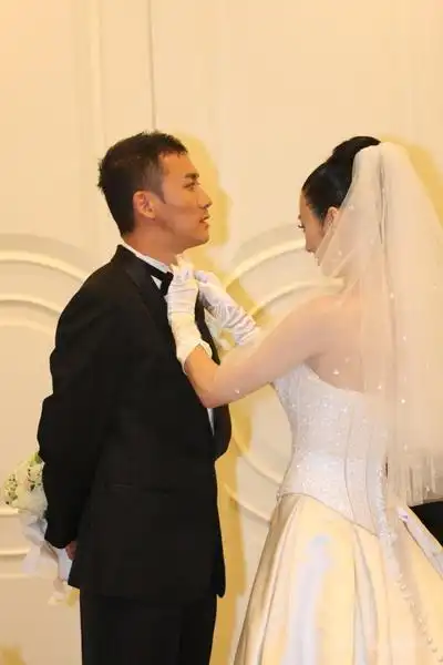 吴子牛喜证婚 杨光为聂远整理著装(组图)