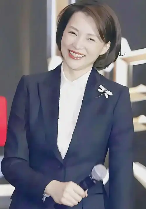 董卿低调现身博物馆素颜惊艳网友