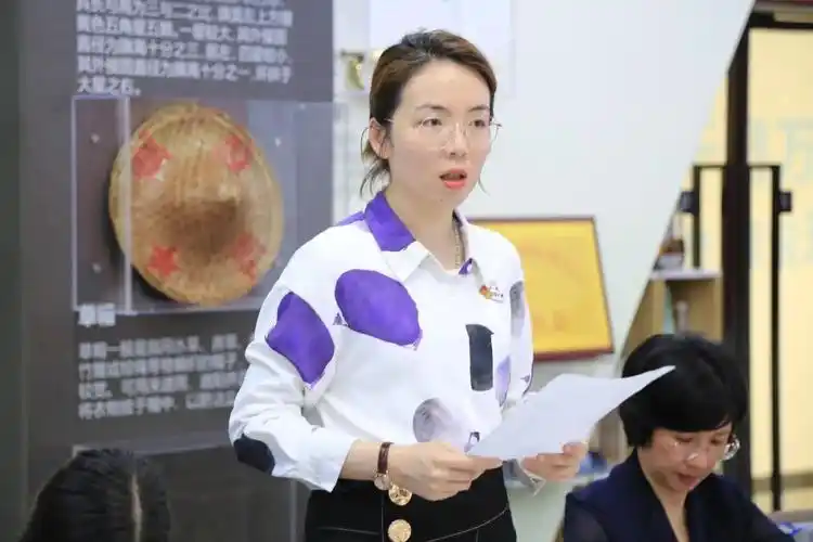 党支部书记黄湘婷同志主持党员大会