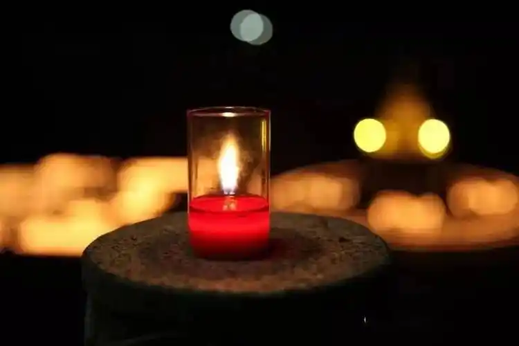 点一盏心灯照亮天堂的路让天堂的故人不再孤冷送上对故人的缅怀之情