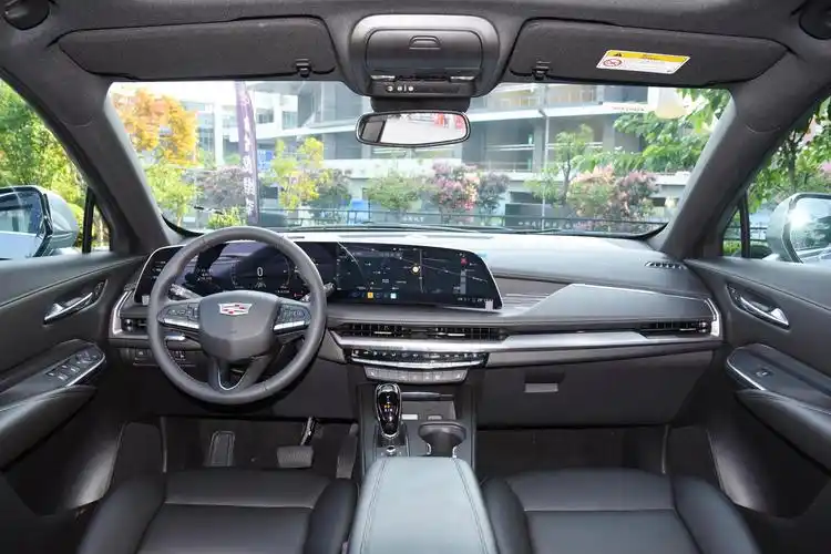 来到车内,可以看出凯迪拉克xt4的内饰设计采用了家族最新的游艇式豪华