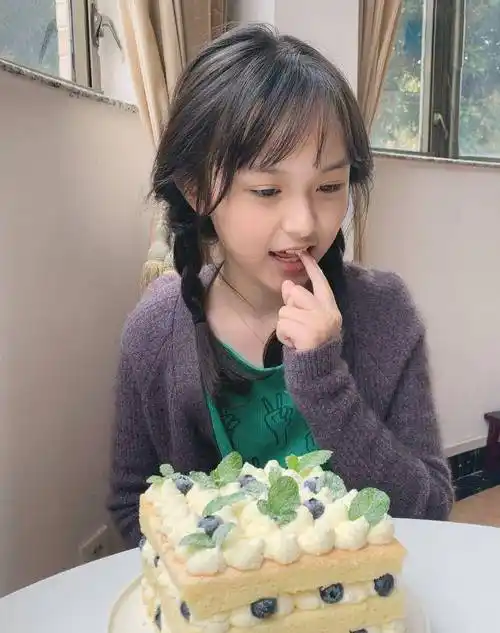 原创曾经火爆全网的小芈月已长大现今11岁的她颜值越来越高腿也很长